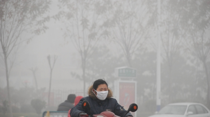 Una mujer de China usa una mascarilla contra el frío y el aire contaminado en Binzhou, al oriente de la provincia Shandong, Diciembre 10, 2009