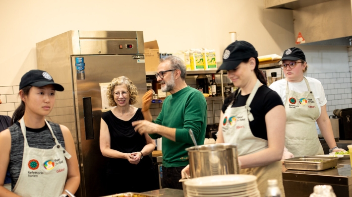 Um homem andando por uma cozinha