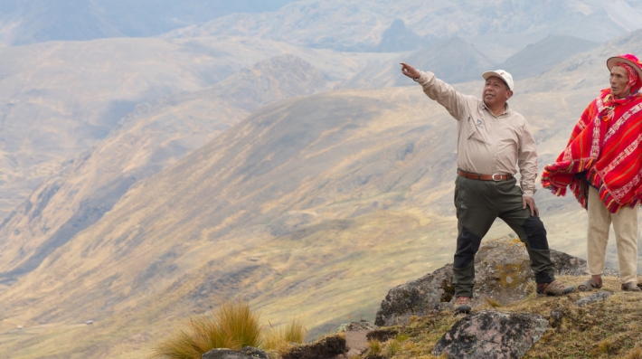 Três homens de pé nas montanhas