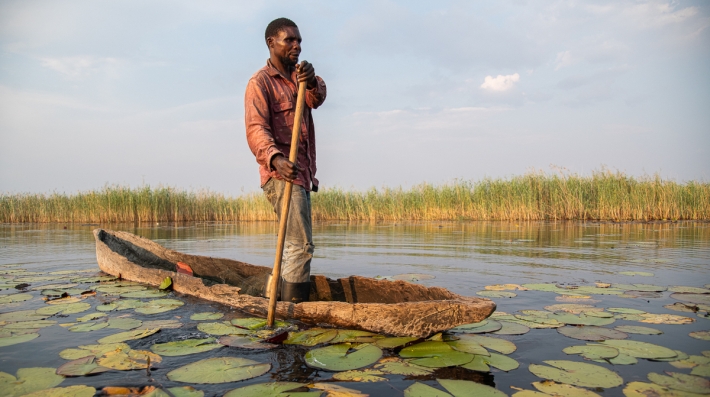 Mvuvi kwenye Kinamasi cha Lukanga, eneo oevu kuu katika Mkoa wa Kati nchini Zambia.